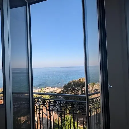 Stunning Large 2 Seafront Apartmán