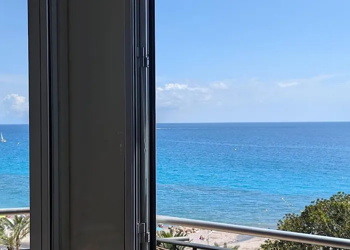 Апартаменты Stunning Large 2 Seafront Ментона