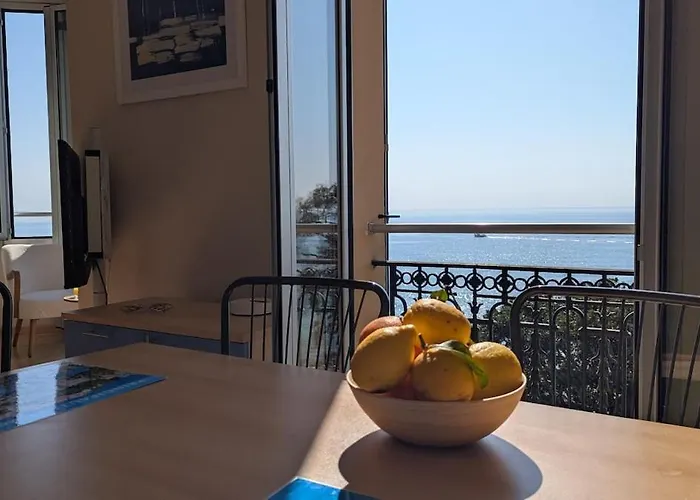 Stunning Large 2 Seafront Апартаменты Ментона