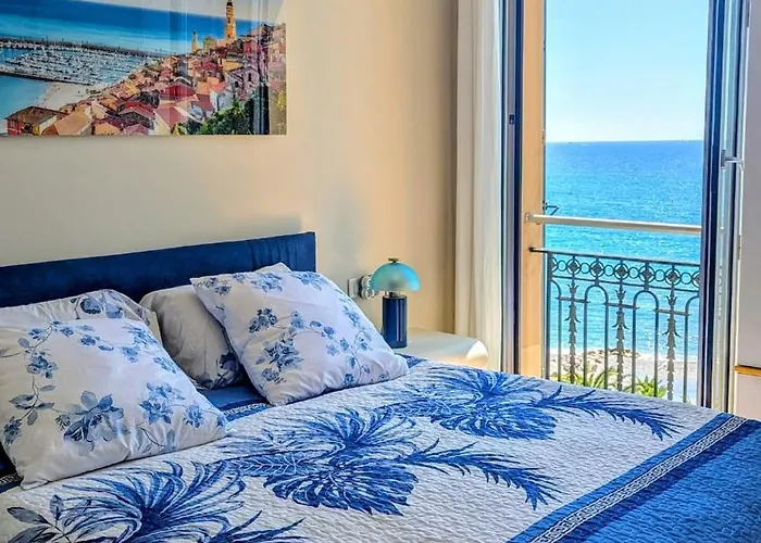 Stunning Large 2 Seafront Апартаменты Ментона