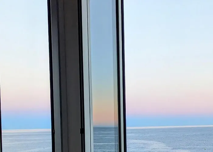 Stunning Large 2 Seafront Апартаменты