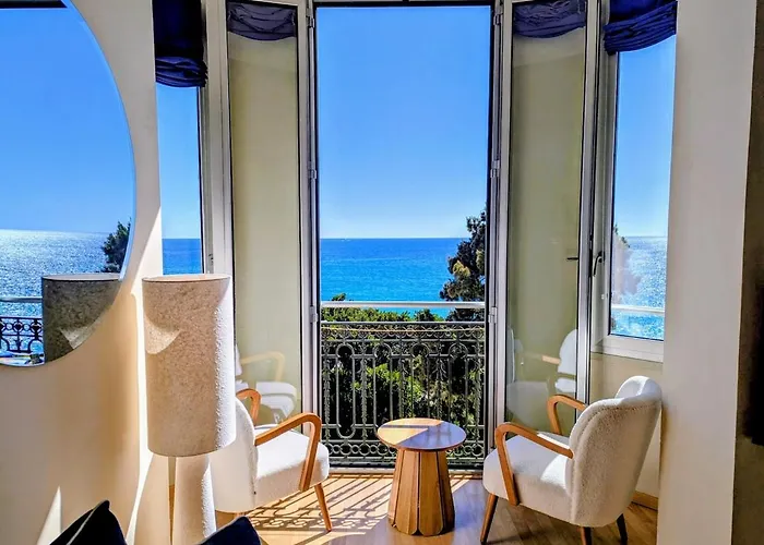 Stunning Large 2 Seafront Апартаменты Ментона