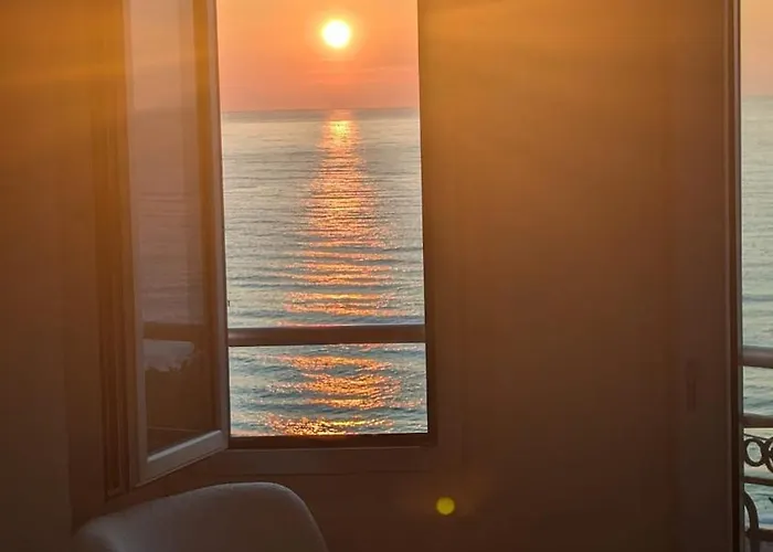 Апартаменты Stunning Large 2 Seafront *