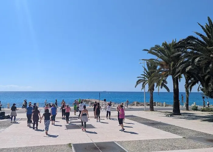 Stunning Large 2 Seafront Апартаменты