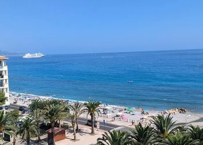 Stunning Large 2 Seafront Апартаменты Ментона