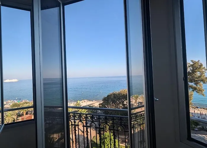 Stunning Large 2 Seafront Апартаменты